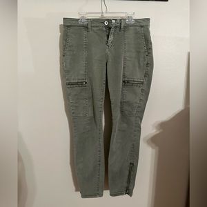 Lila Ryan size 6p green jeans with zippers.